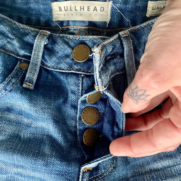 Bullhead Girlfriend Shorts **MOVING SALE EVERYTHING MUST GO** - Picture 4 of 5